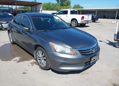 Informe del vehículo para VIN 1HGCP2F77CA136232 - Imagen 1