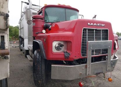 Informe del vehículo para VIN 1M2AM08C31M006002 - Imagen 1