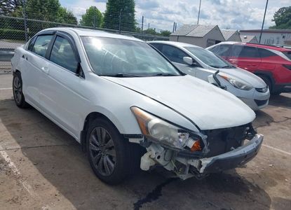 Informe del vehículo para VIN 1HGCP2F84CA108235 - Imagen 1