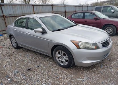 Raport pojazdu dla VIN 1HGCP26498A011696 - Obraz 1