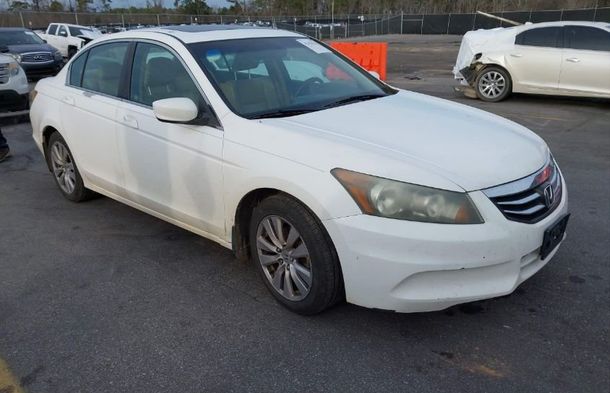 Informe del vehículo para VIN 1HGCP2F83BA003782 - Imagen 1